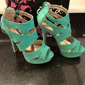 NWT Qupid high teal heels